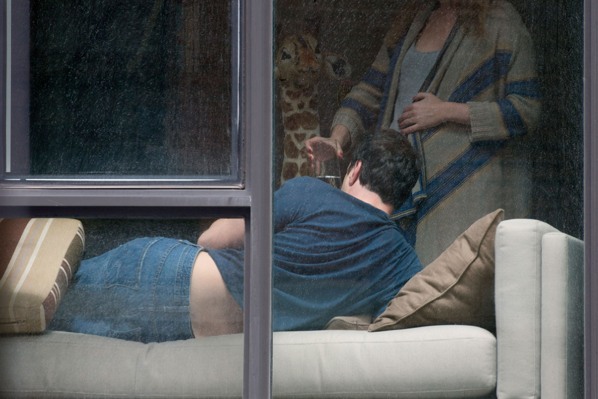 Скрытая камера напротив дивана засняла отсос девушки в белье своему мужчине